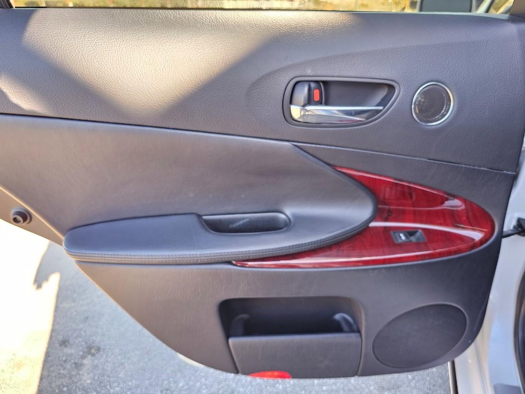 Lexus GS 300 Vehicle Full-screen Gallery Image 26