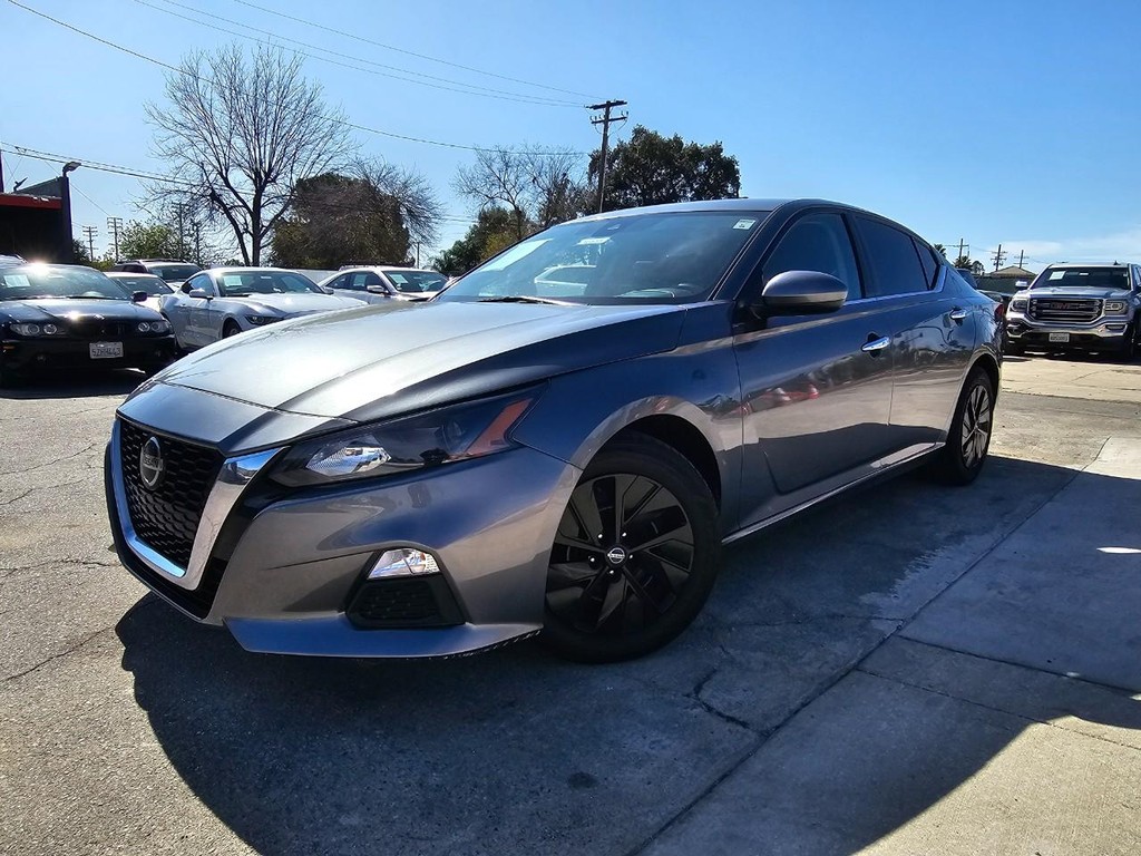 Nissan Altima Vehicle Full-screen Gallery Image 01