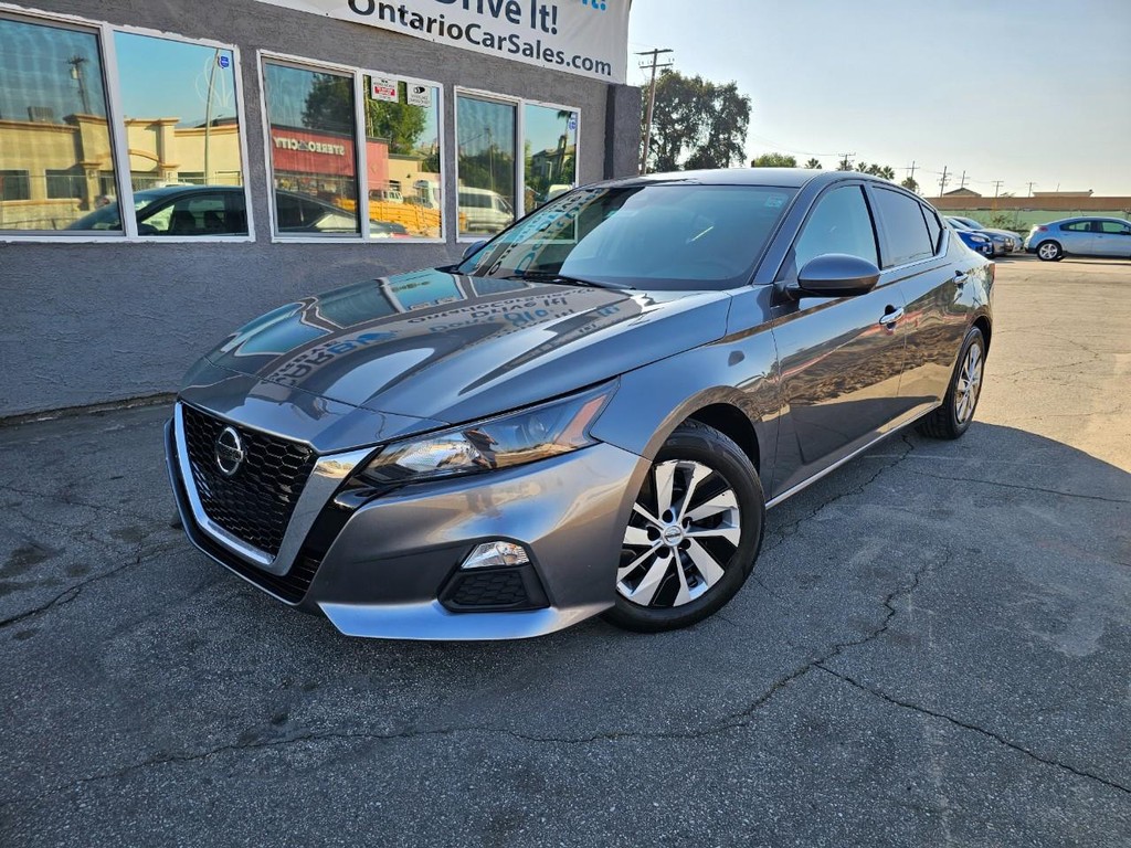 Nissan Altima Vehicle Full-screen Gallery Image 2