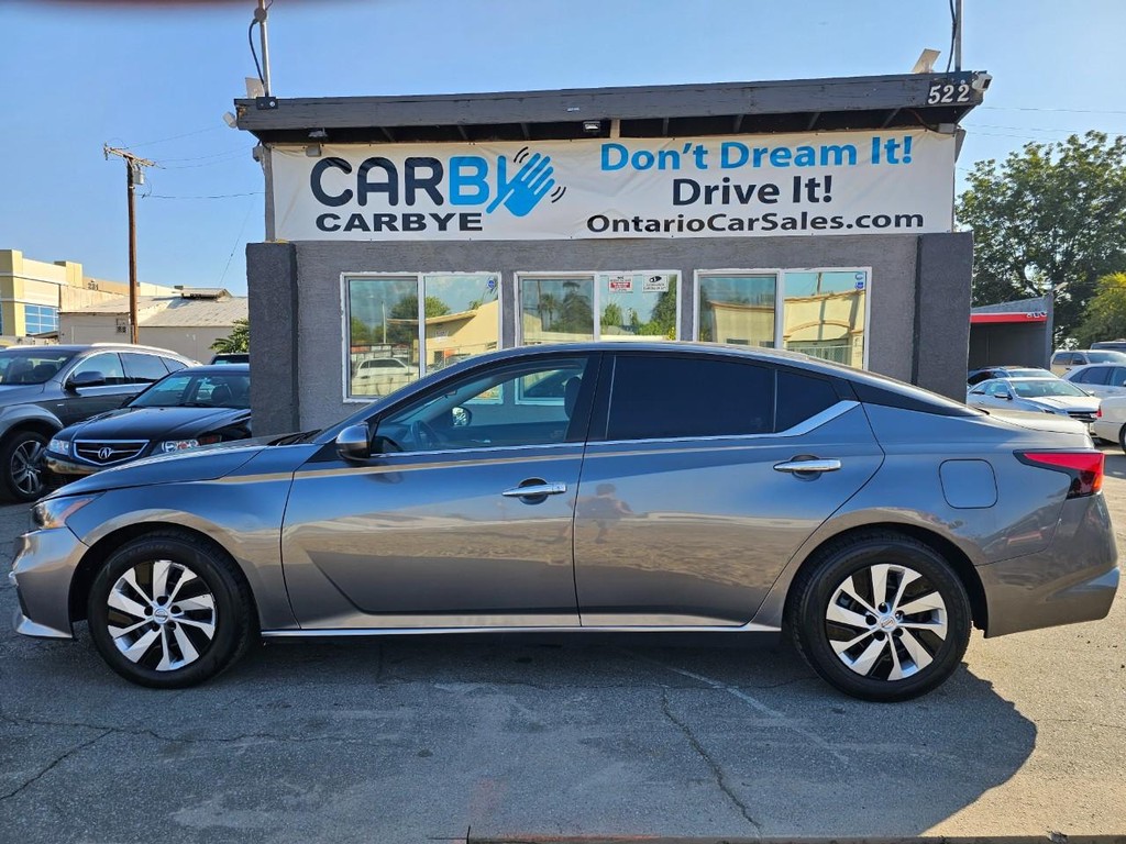 Nissan Altima Vehicle Full-screen Gallery Image 3