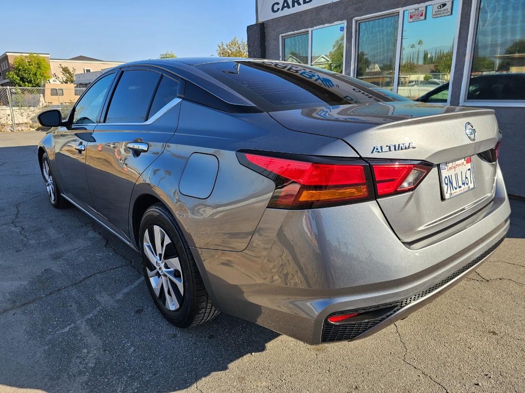 Nissan Altima Vehicle Full-screen Gallery Image 4