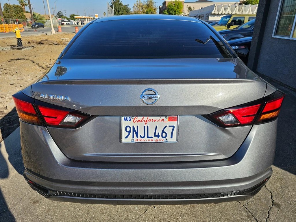 Nissan Altima Vehicle Full-screen Gallery Image 5