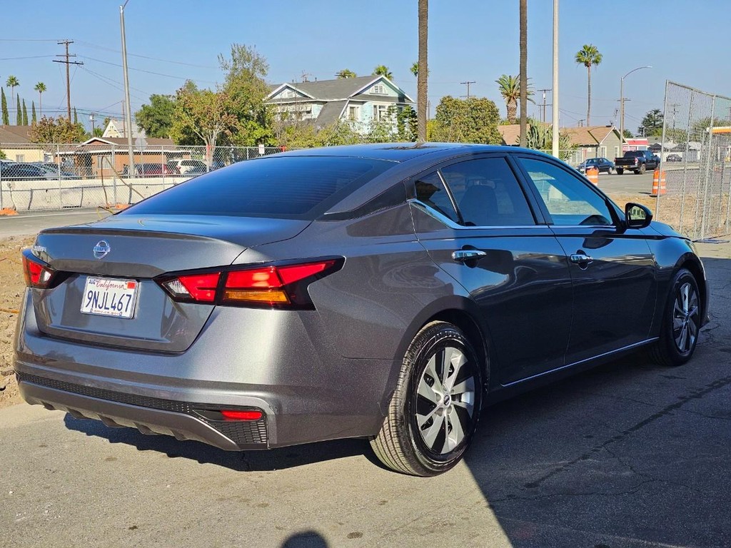 Nissan Altima Vehicle Full-screen Gallery Image 6