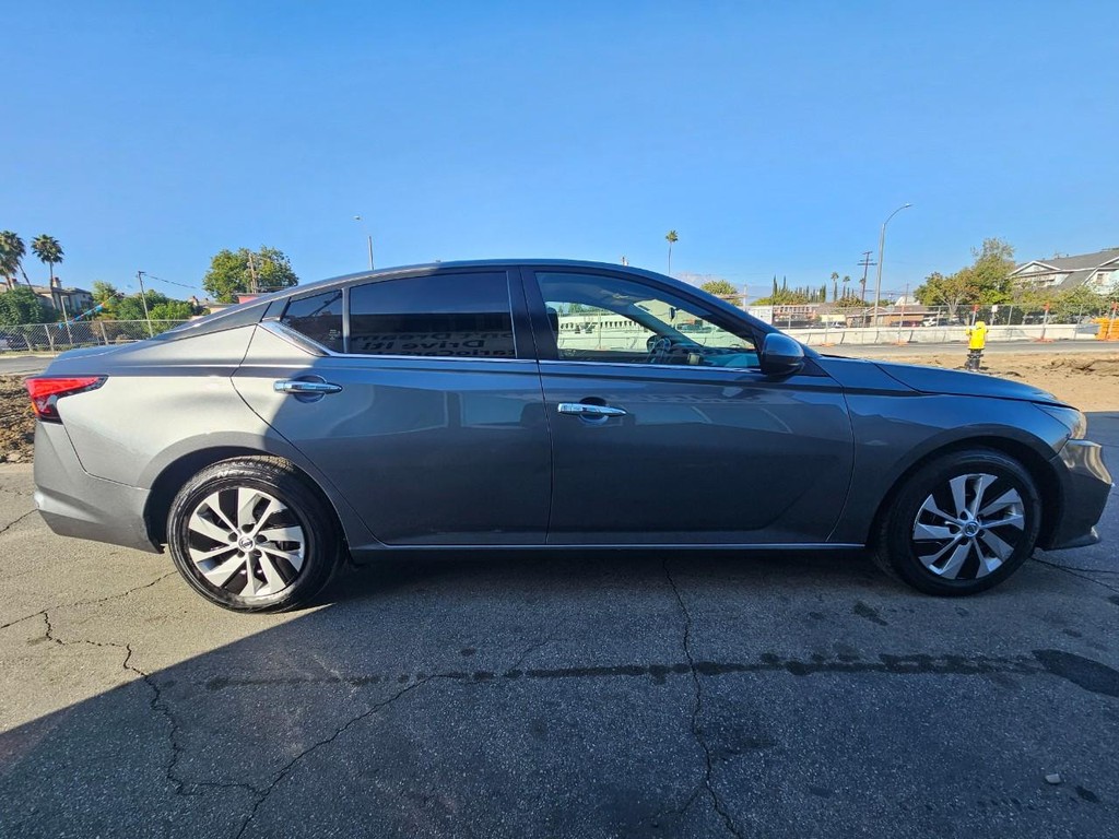 Nissan Altima Vehicle Full-screen Gallery Image 7