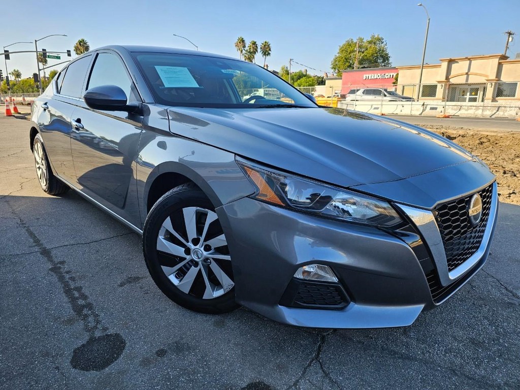 Nissan Altima Vehicle Full-screen Gallery Image 8