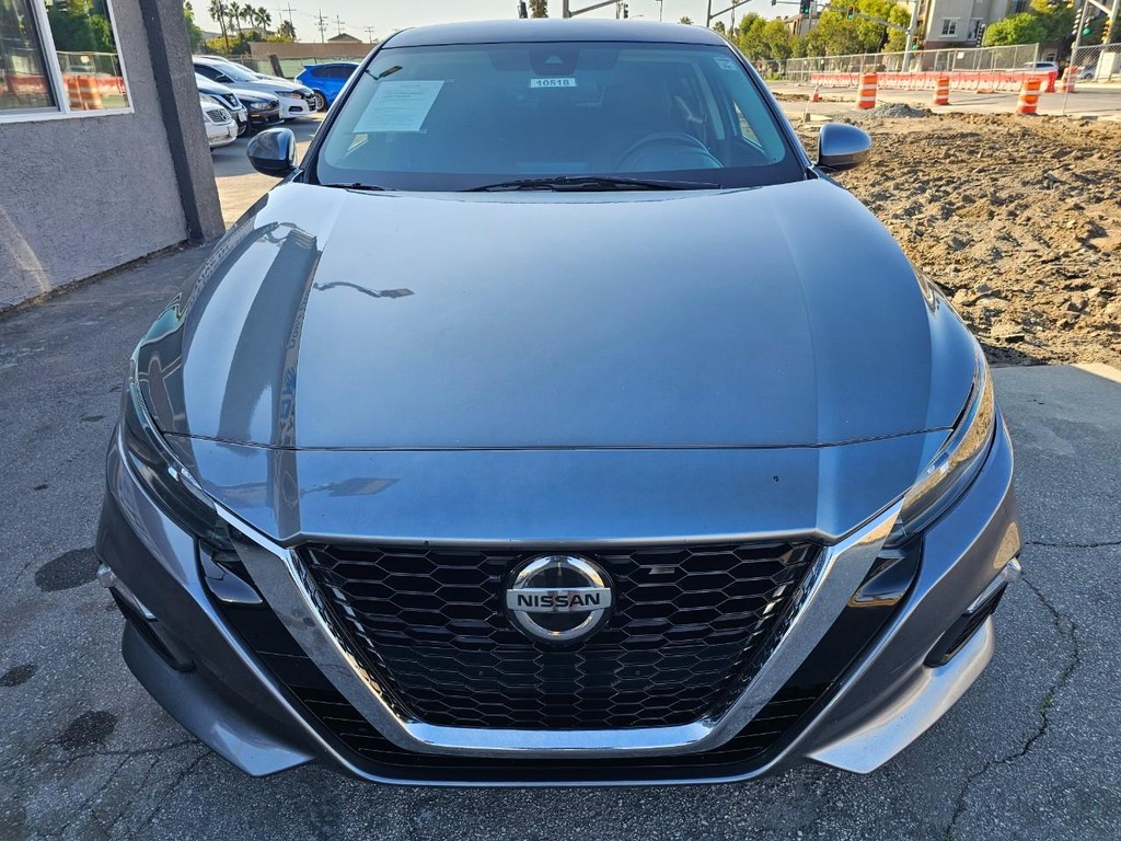 Nissan Altima Vehicle Full-screen Gallery Image 9