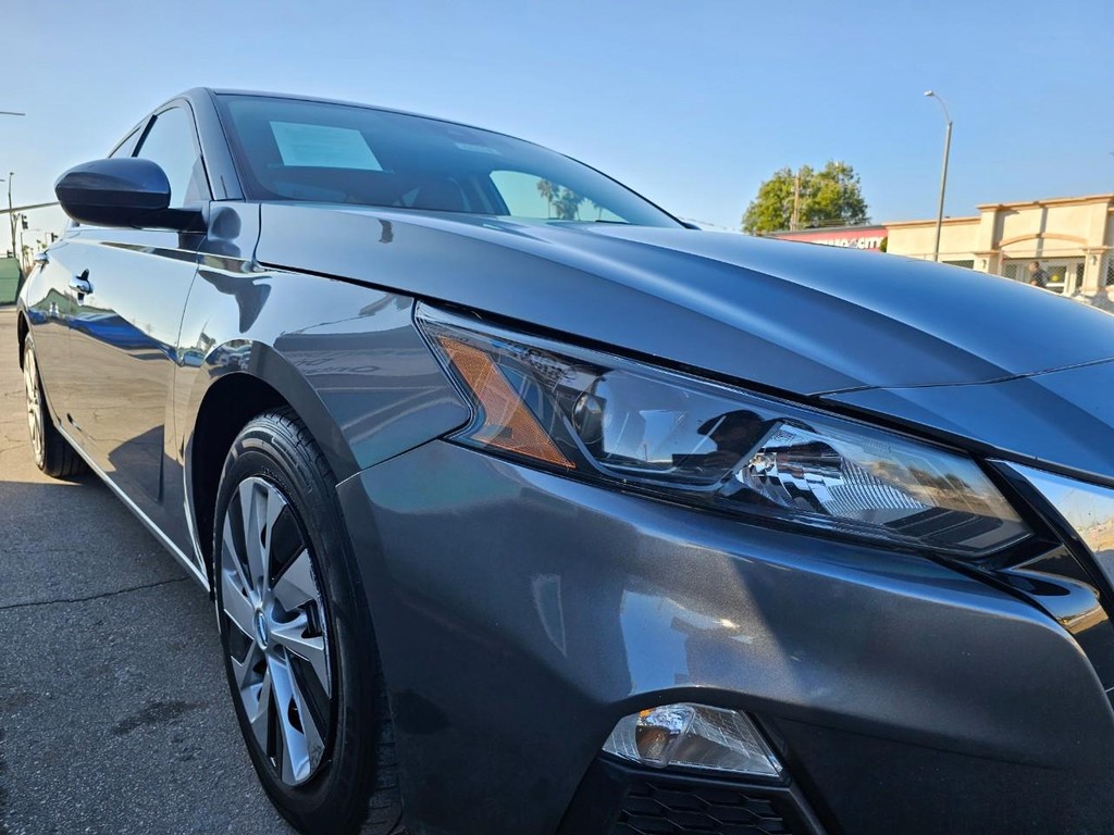 Nissan Altima Vehicle Full-screen Gallery Image 10