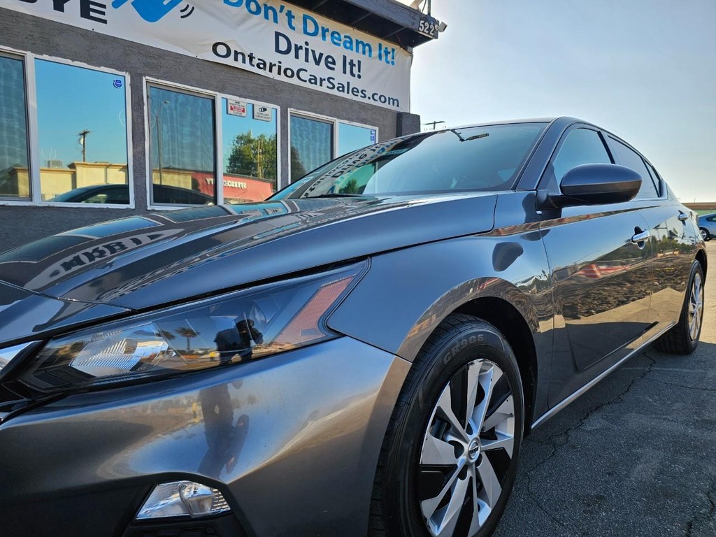 Nissan Altima Vehicle Full-screen Gallery Image 11