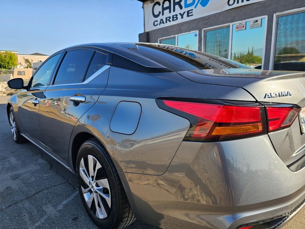 Nissan Altima Vehicle Full-screen Gallery Image 12