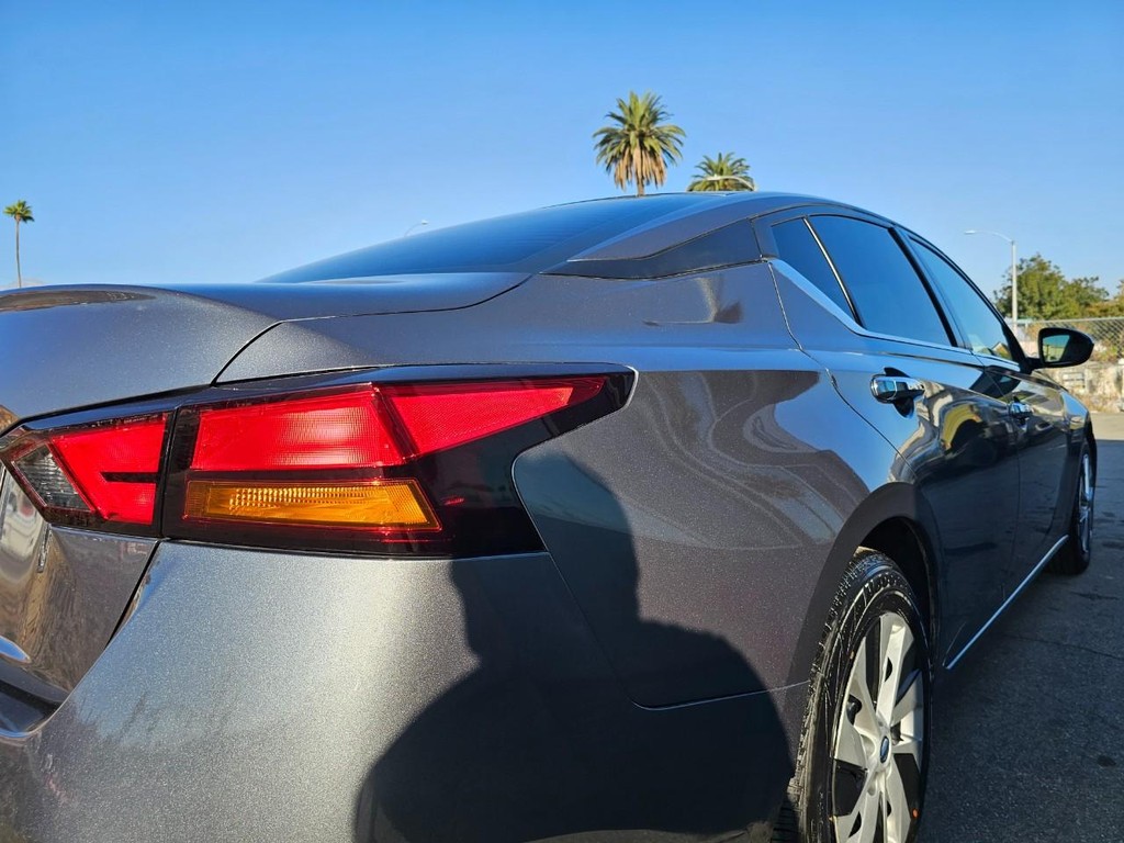 Nissan Altima Vehicle Full-screen Gallery Image 13