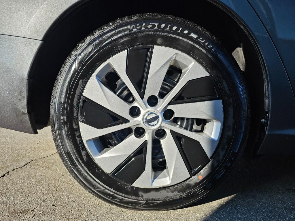 Nissan Altima Vehicle Full-screen Gallery Image 15