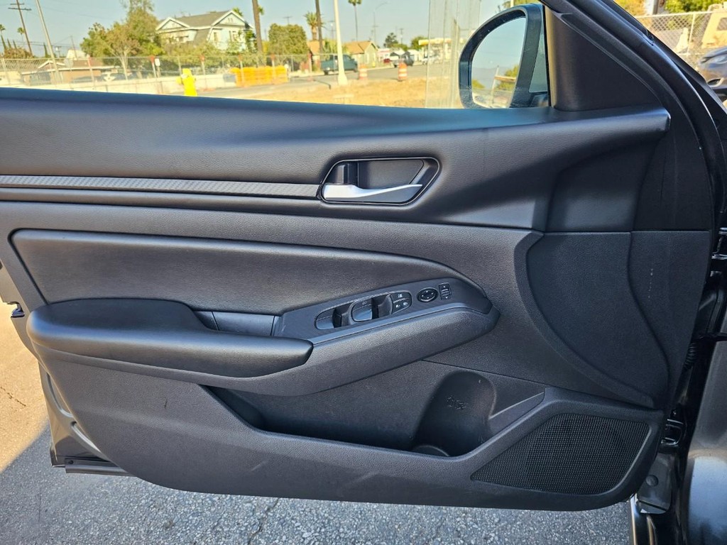 Nissan Altima Vehicle Full-screen Gallery Image 16