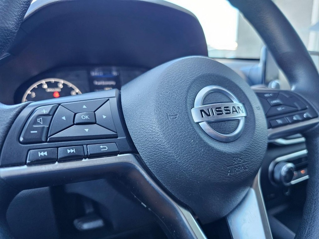 Nissan Altima Vehicle Full-screen Gallery Image 17