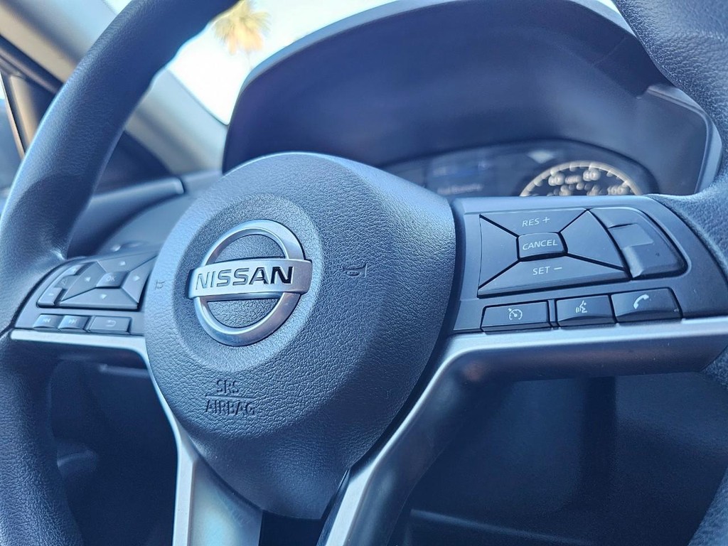 Nissan Altima Vehicle Full-screen Gallery Image 18