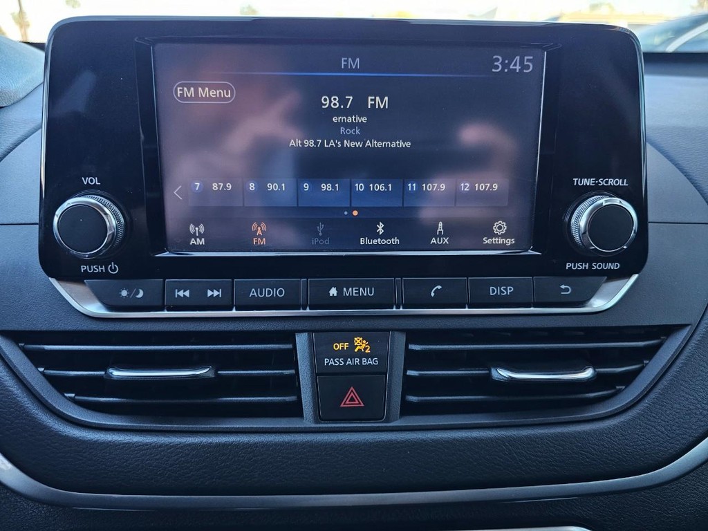 Nissan Altima Vehicle Full-screen Gallery Image 19