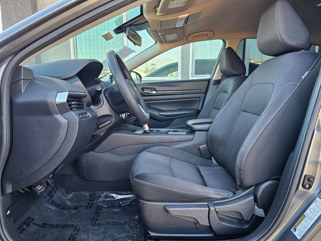 Nissan Altima Vehicle Full-screen Gallery Image 22