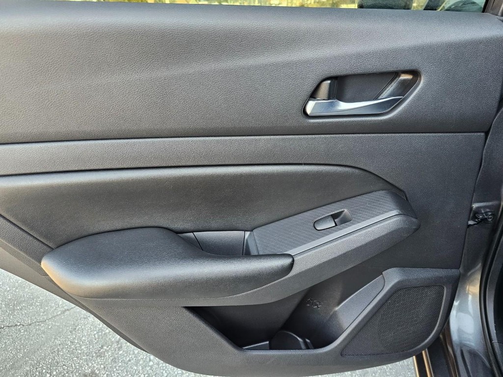 Nissan Altima Vehicle Full-screen Gallery Image 23