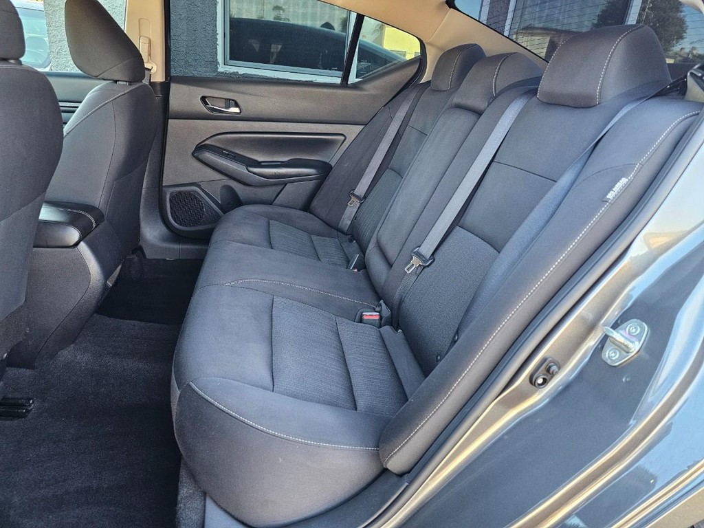 Nissan Altima Vehicle Full-screen Gallery Image 24