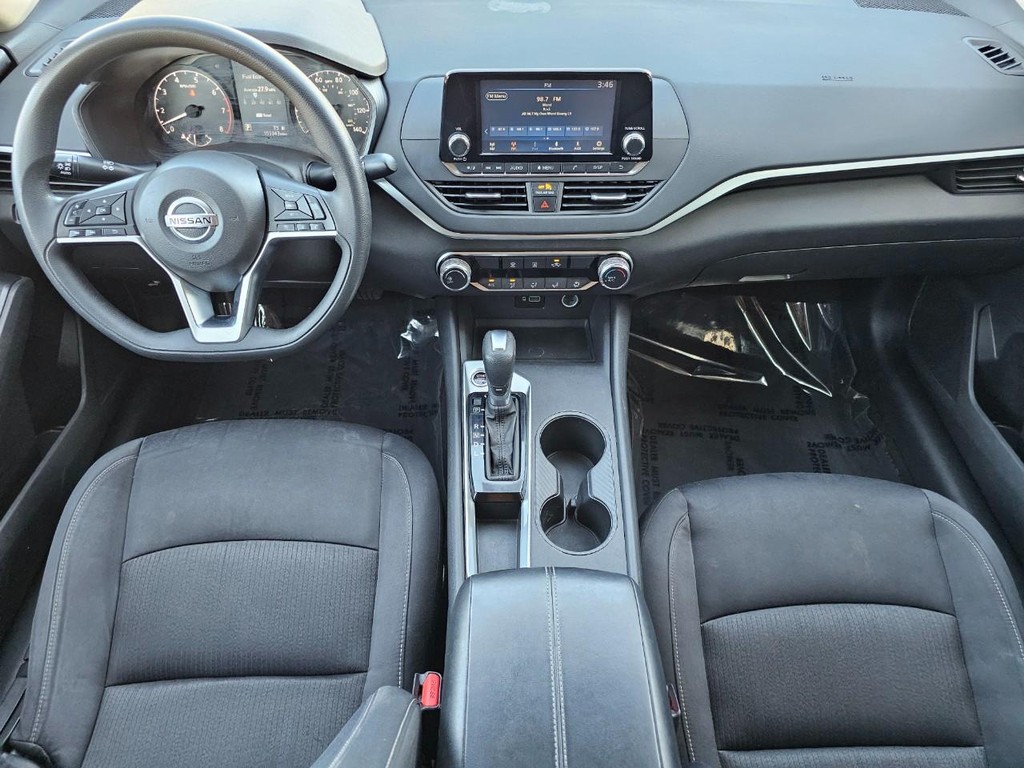 Nissan Altima Vehicle Full-screen Gallery Image 25