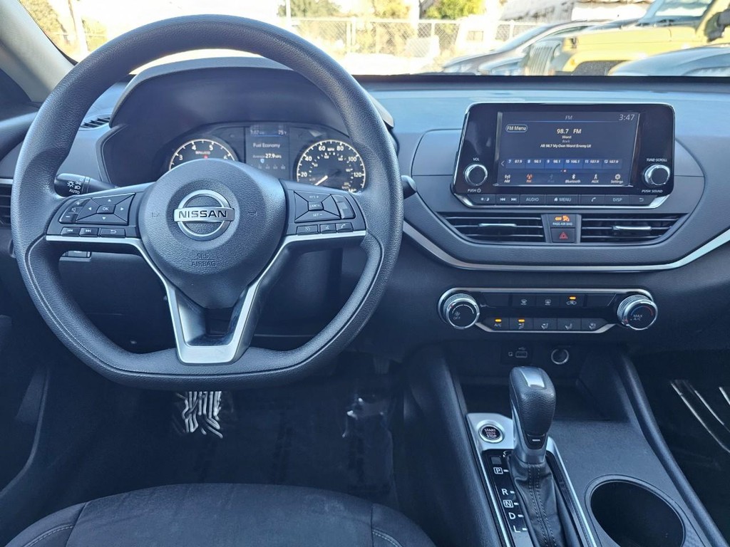 Nissan Altima Vehicle Full-screen Gallery Image 26