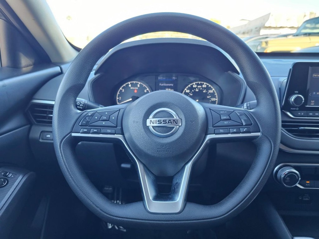 Nissan Altima Vehicle Full-screen Gallery Image 27