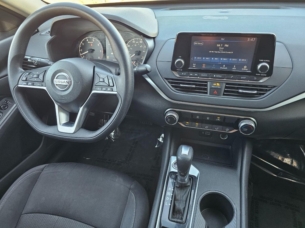 Nissan Altima Vehicle Full-screen Gallery Image 28