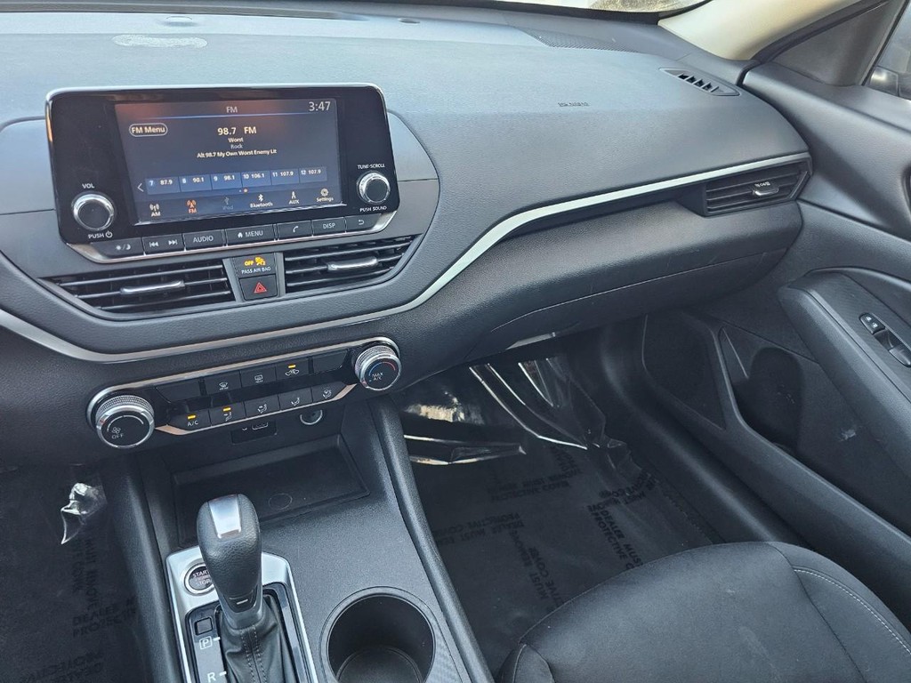 Nissan Altima Vehicle Full-screen Gallery Image 29