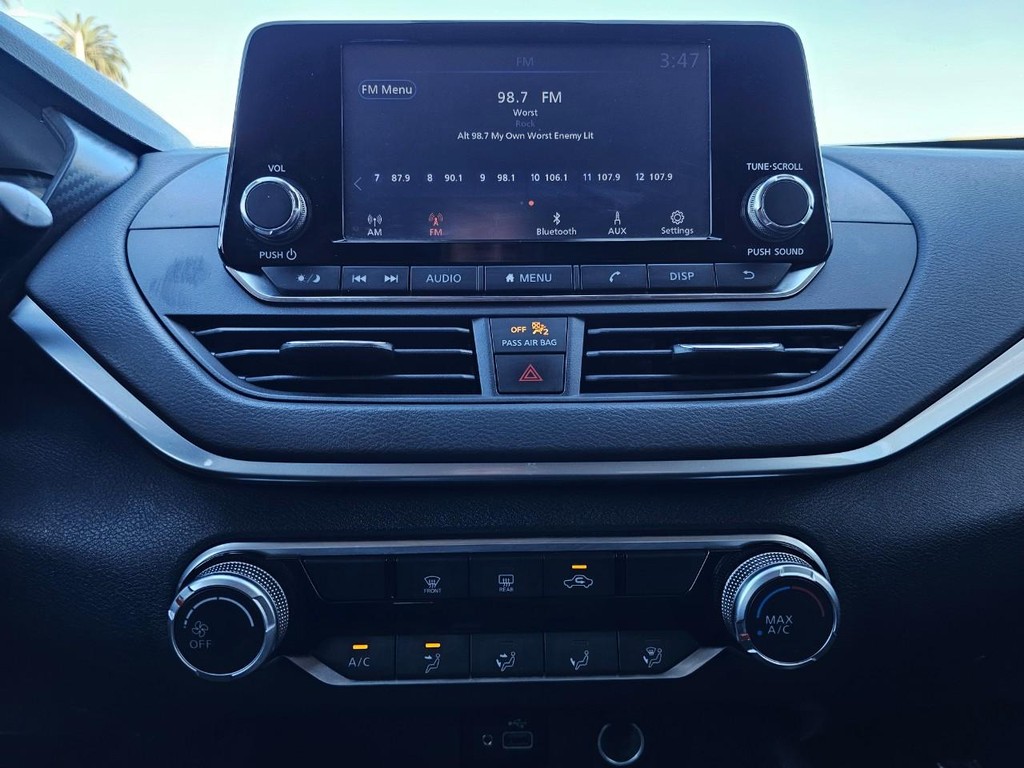 Nissan Altima Vehicle Full-screen Gallery Image 30