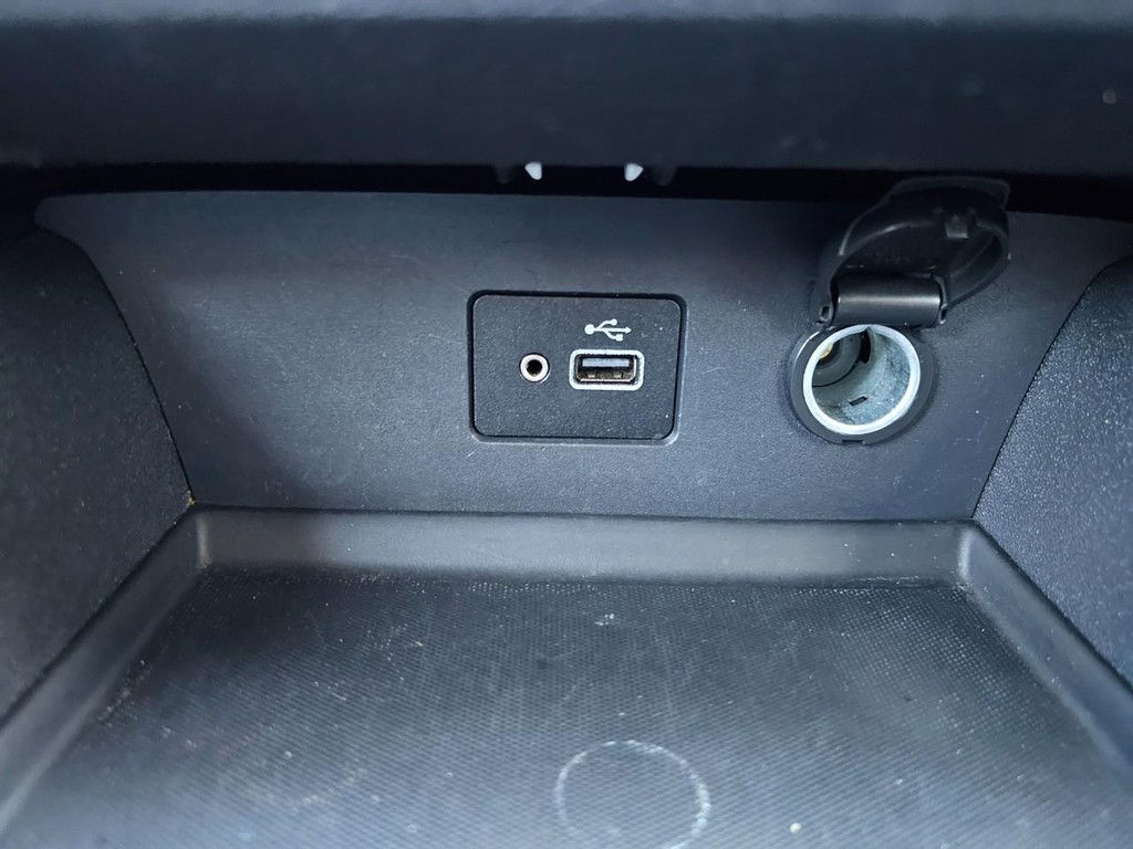 Nissan Altima Vehicle Full-screen Gallery Image 32