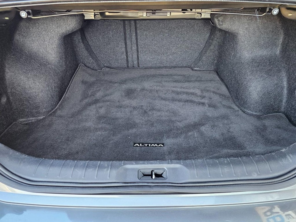 Nissan Altima Vehicle Full-screen Gallery Image 34