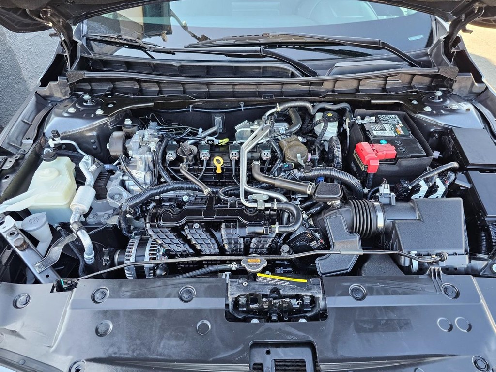 Nissan Altima Vehicle Full-screen Gallery Image 35