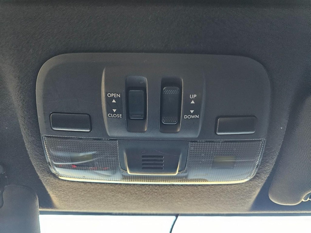 Subaru WRX STI Vehicle Full-screen Gallery Image 36