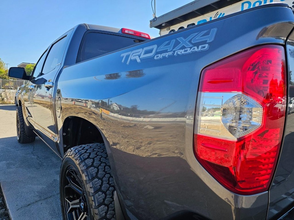 Toyota Tundra 4WD Vehicle Full-screen Gallery Image 12