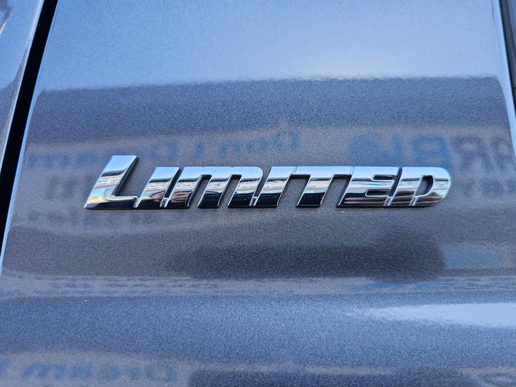 Toyota Tundra 4WD Vehicle Full-screen Gallery Image 15