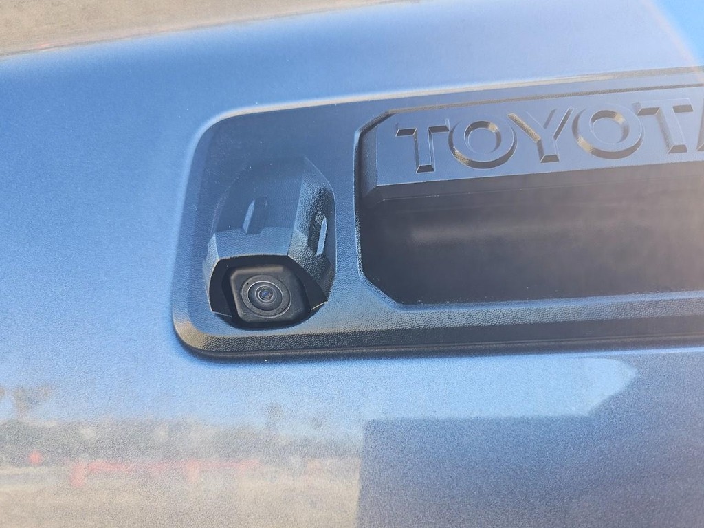 Toyota Tundra 4WD Vehicle Full-screen Gallery Image 17