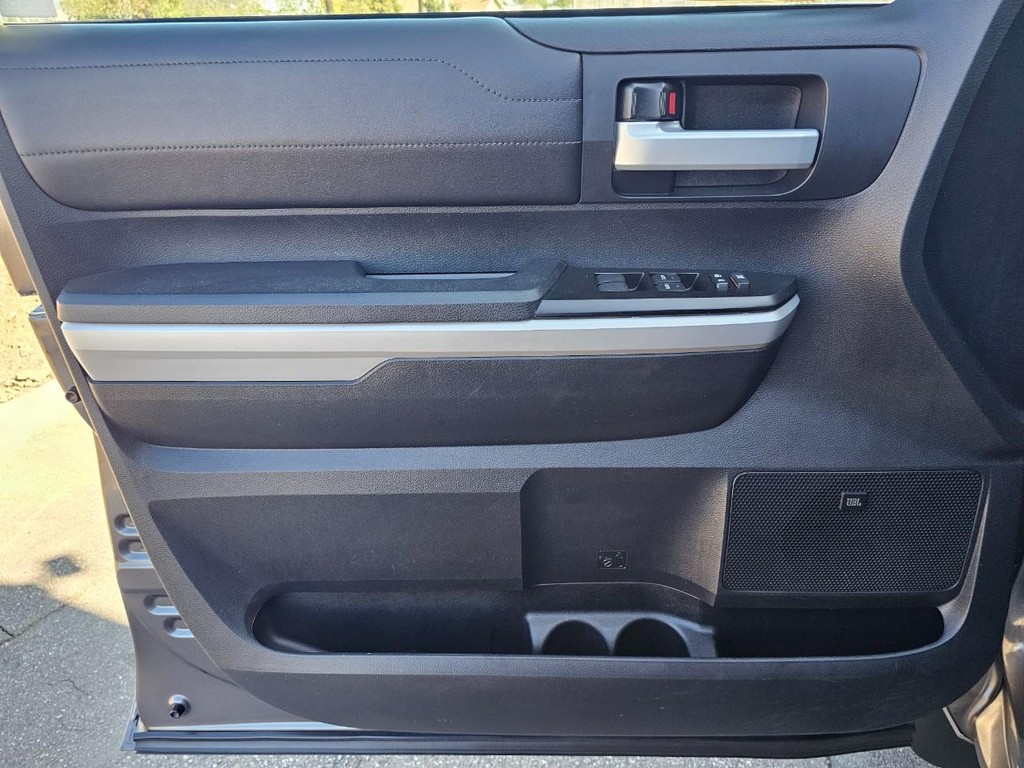 Toyota Tundra 4WD Vehicle Full-screen Gallery Image 23