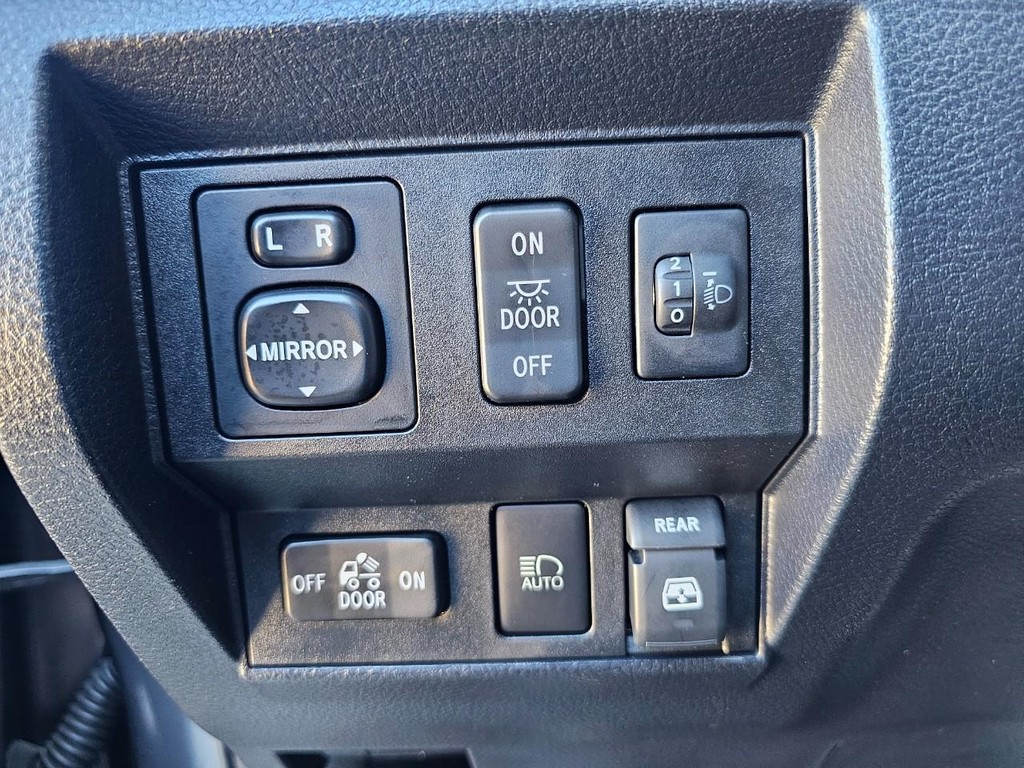 Toyota Tundra 4WD Vehicle Full-screen Gallery Image 24