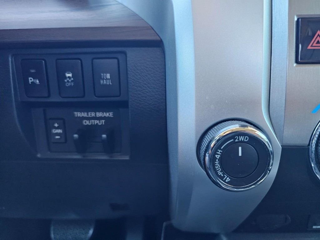 Toyota Tundra 4WD Vehicle Full-screen Gallery Image 31