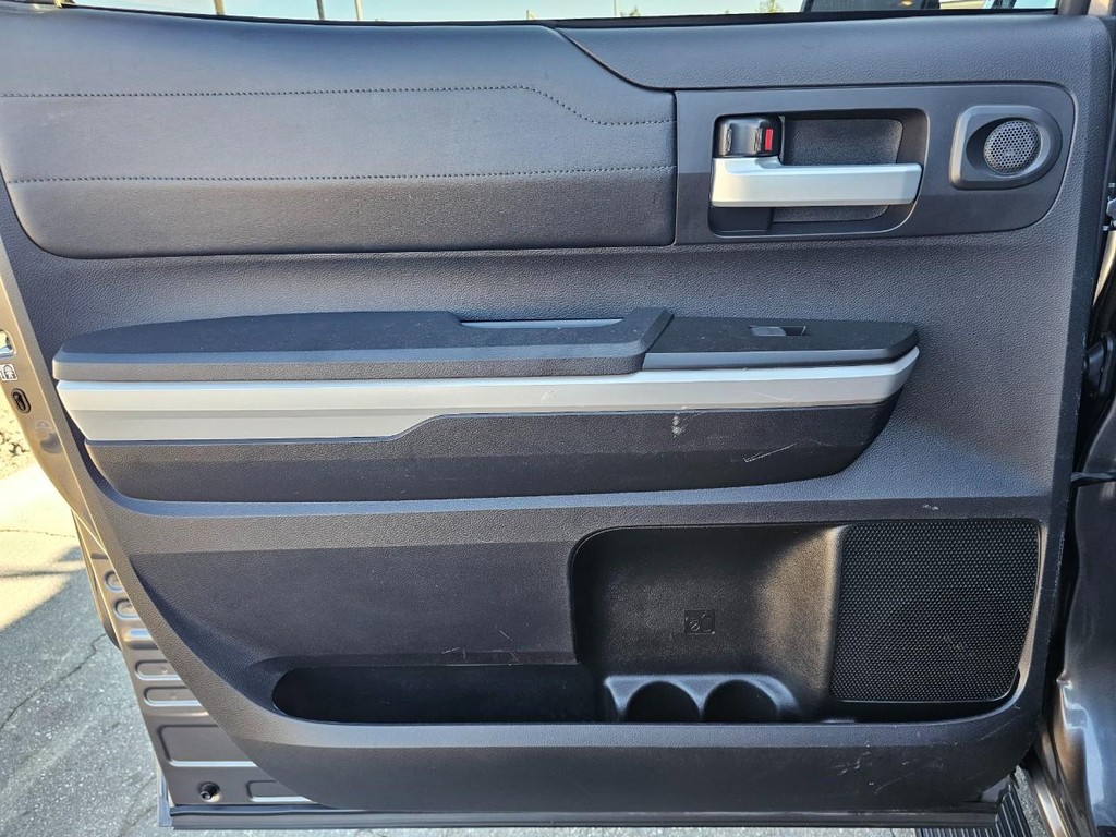 Toyota Tundra 4WD Vehicle Full-screen Gallery Image 32