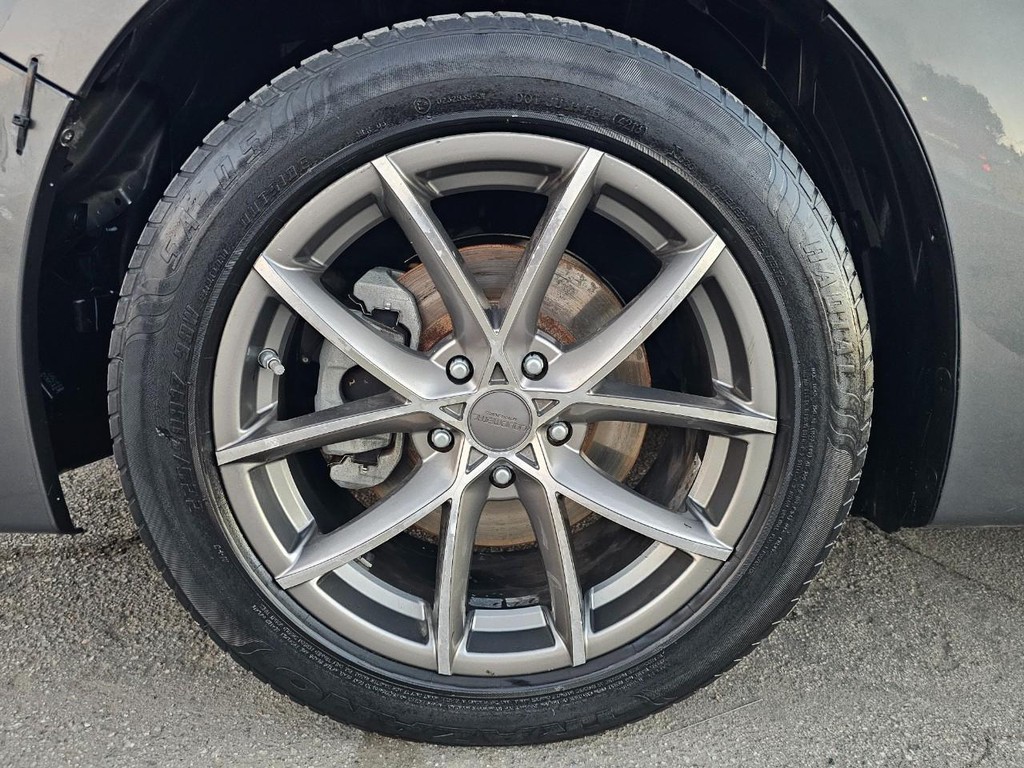 Honda Accord Coupe Vehicle Full-screen Gallery Image 15