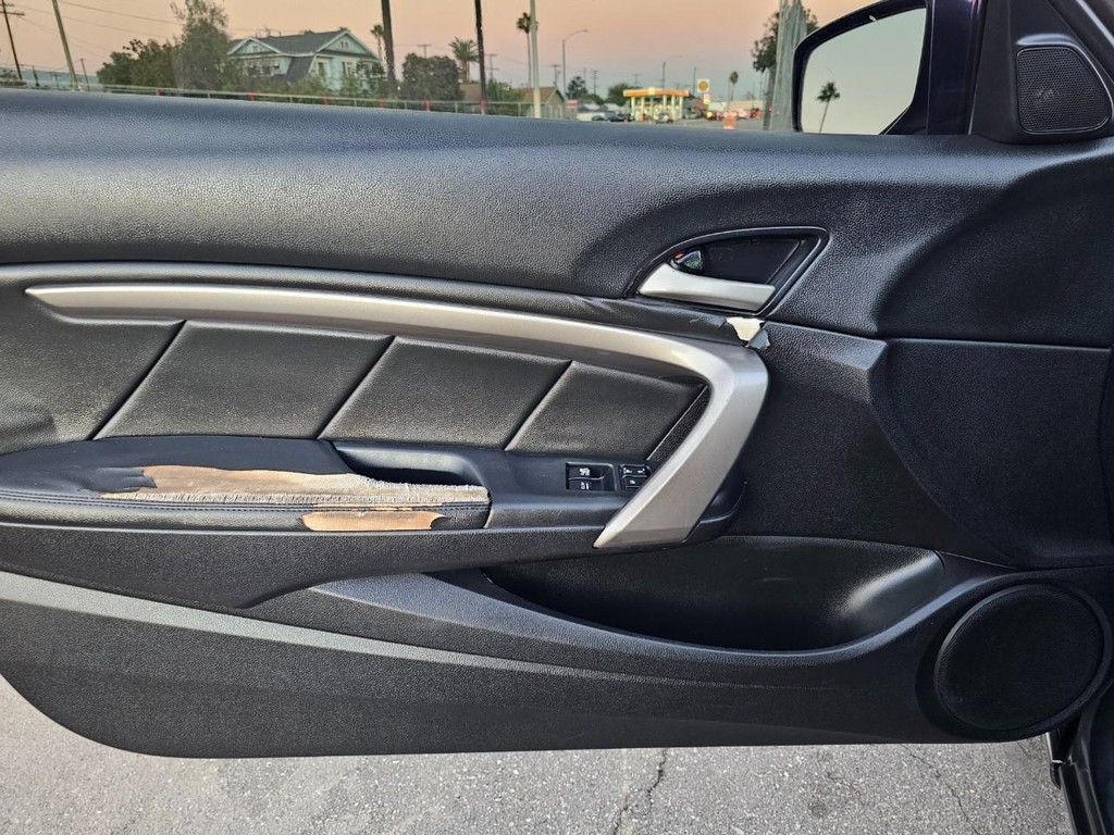 Honda Accord Coupe Vehicle Full-screen Gallery Image 16