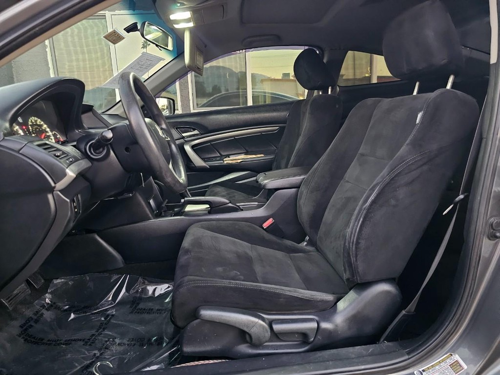 Honda Accord Coupe Vehicle Full-screen Gallery Image 17