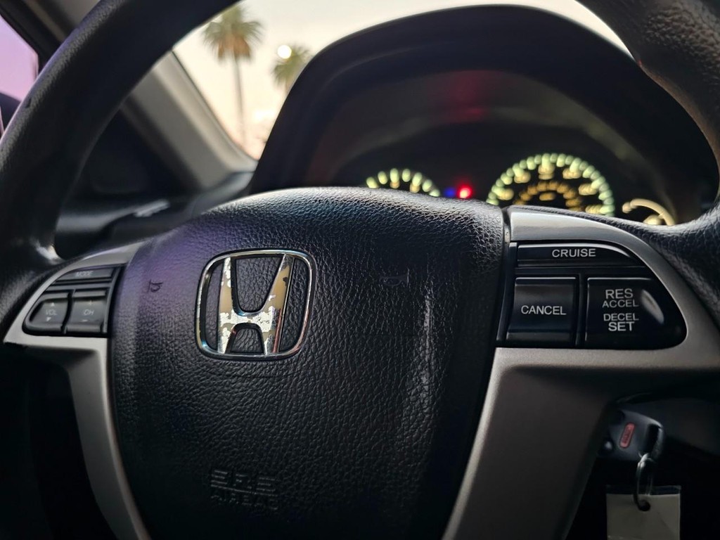 Honda Accord Coupe Vehicle Full-screen Gallery Image 20