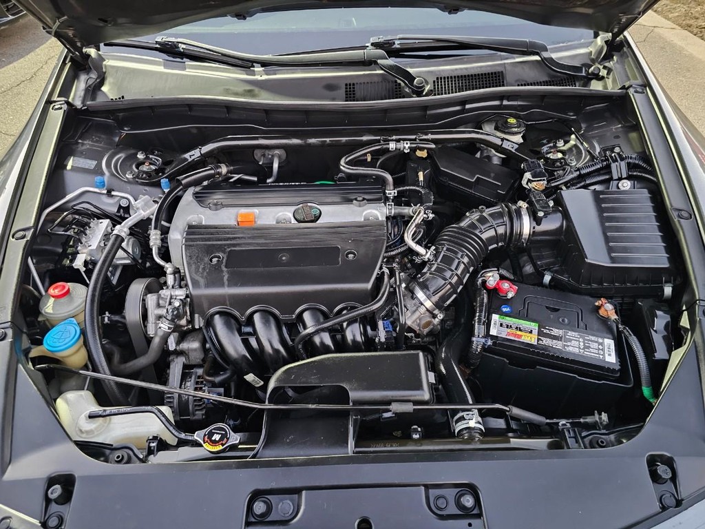 Honda Accord Coupe Vehicle Full-screen Gallery Image 26