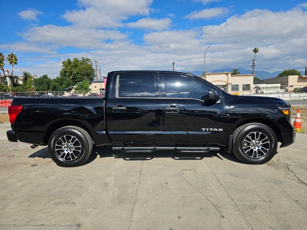 Nissan Titan Vehicle Full-screen Gallery Image 7