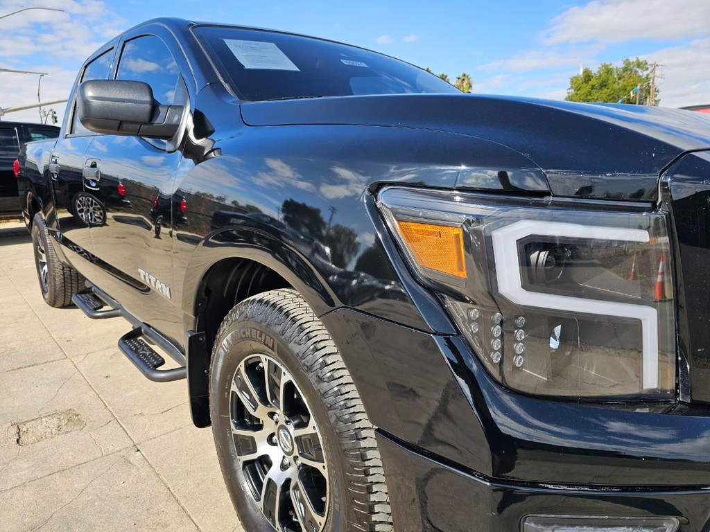 Nissan Titan Vehicle Full-screen Gallery Image 10