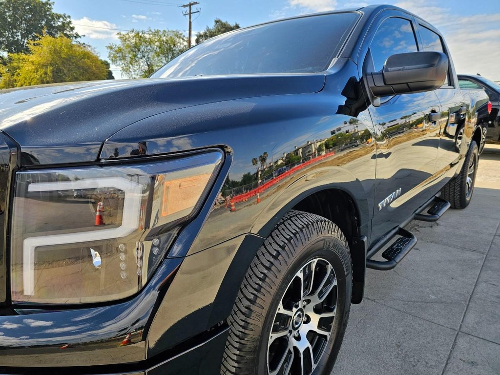 Nissan Titan Vehicle Full-screen Gallery Image 11