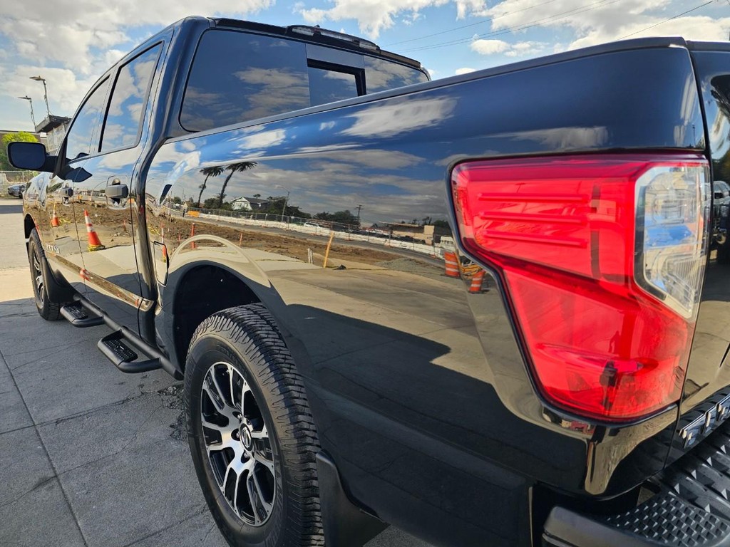 Nissan Titan Vehicle Full-screen Gallery Image 12