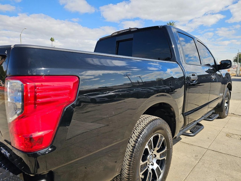 Nissan Titan Vehicle Full-screen Gallery Image 13