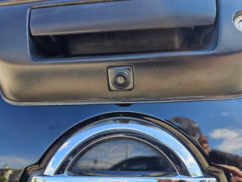 Nissan Titan Vehicle Full-screen Gallery Image 16